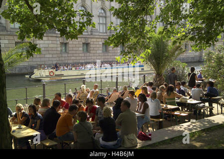 Germania, Berlino, Monbijoustrasse, Rnon è possibile arenarsi medio, birra tabelle, ospiti Spree rive, escursione in barca, estate, Berlino Centro, evento gastronomia, gastronomia, cafe, bar, ristorante, bar sulla spiaggia centrale, palme, alberi, riversides, persone, turisti, ristorante con giardino, Bodemuseum, sedersi, tempo libero, svago, divertimento, turismo, imbarcazione turistica, viaggio di andata e ritorno, nave, Bode Museum, museo edificio, Foto Stock