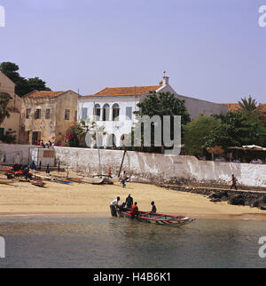 Il Senegal, Capo Verde, Ile de Goree, porto, vista locale, passante, mare, Africa occidentale, Africa, isola, isola di roccia, slave island, case, storicamente, vecchio, impostazione coloniale, spiaggia di sabbia spiaggia, pontile, stivali, porto lungomare Promenade, banca promenade, street restaurant, persona, senegalesi, Fischer, vacanziere, turistico, Foto Stock