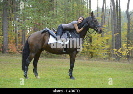 Gli adolescenti girl, cavallo, bavarese sangue caldo, prato, stand, visualizza fotocamera, Foto Stock