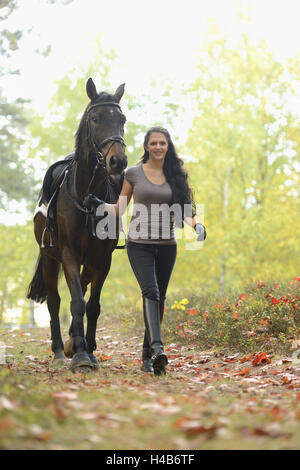 Gli adolescenti girl, cavallo, bavarese sangue caldo, piombo, con testa, visualizza fotocamera, Foto Stock