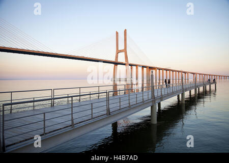 Ponte accanto al Ponte Vasco da Gama, Ponte Vasco da Gama, fiume Tejo, Lisbona, Portogallo Foto Stock