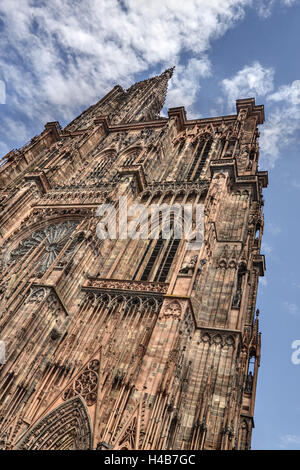 Francia, Alsazia, Strasburgo, Strasburgo Minster, facciata, vista frontale, dal di sotto, cielo nuvoloso, Foto Stock