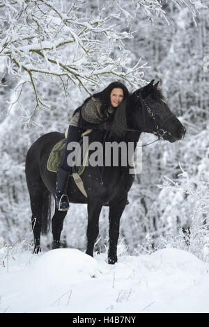 Ragazza adolescente, cavallo, Arabo-Haflinger, sostare a lato, visualizza fotocamera, Foto Stock