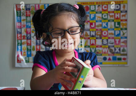 Una scuola andando kid studiare a casa di Pune, Maharashtra, India Foto Stock