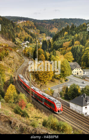 Linea ferroviaria si snoda lungo il versante di una montagna, treno, foresta, scenario, castello, case, Foto Stock