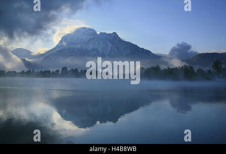 In Germania, in Baviera, nebbia sopra il 'Forggensee' (lago) vicino a Füssen, montagna, Säuling, la vetta più alta del western Alpi Ammergau, Atmosfera mattutina, Foto Stock