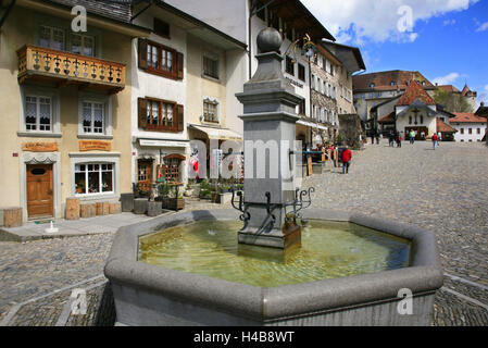 La Svizzera, GruyÞres Castello e la città nel cantone svizzero di Friburgo, mercato centrale con fontana e numerosi ristoranti, Foto Stock