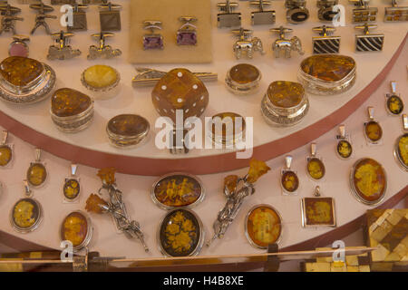 Baltic Amber gioielli è sul display ovunque nella città vecchia, Gdansk, Polonia. Foto Stock