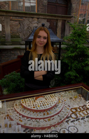 Baltic Amber gioielli è sul display ovunque nella città vecchia, Gdansk, Polonia. Foto Stock