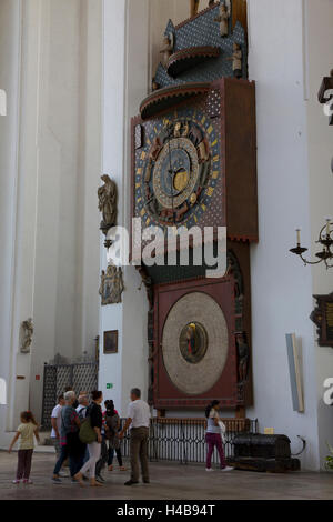 La caratteristica più significativa della chiesa di St. Mary è un massiccio del xv secolo orologio astronomico, completare con il ciclo dello zodiaco. Foto Stock