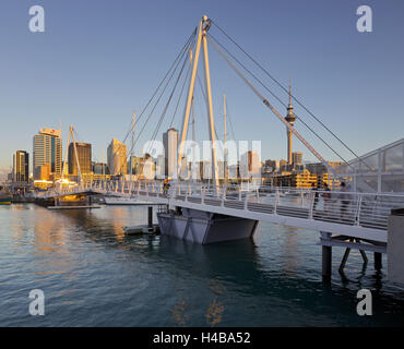 Wynyard Crossing, Viaduct Basin, skyline di Auckland, yacht, porto, Isola del nord, Nuova Zelanda Foto Stock