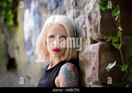 Giovane donna bionda, tatuato Foto Stock