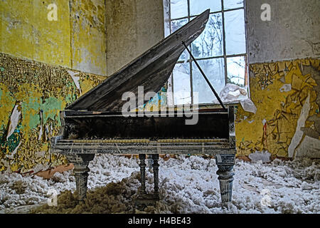 Un vecchio pianoforte nel risanamento di siti di Beelitz Foto Stock
