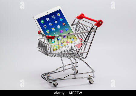 Carrello spesa, Apple iPad aria 2, immagine simbolica, consumo, Foto Stock