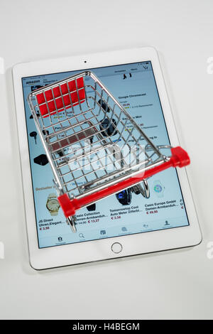 Carrello spesa, Apple iPad aria 2, il sito Web di eBay, immagine simbolica, shopping online, consumo, Foto Stock