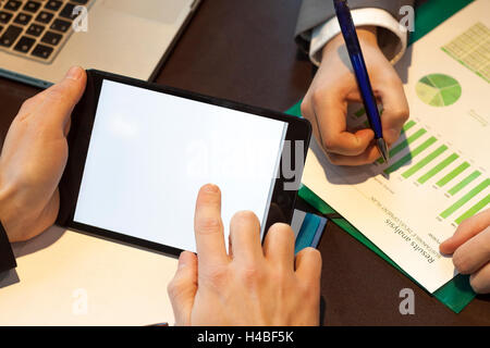 Due imprenditori analizzando i dati con la cartella compressa e laptop. Dito toccando schermo Foto Stock