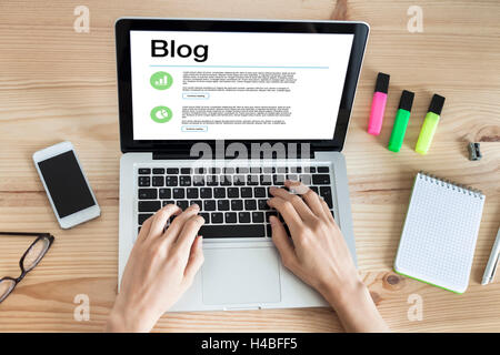 Donna blogging con il computer portatile di scrittura voci post Foto Stock