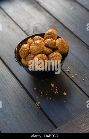 I cracker in una ciotola nero su una tavola nera Foto Stock