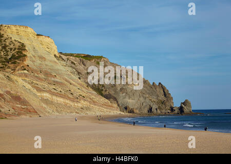 Spiaggia di Luz presso la costa di roccia presso l'Oceano Atlantico a ovest di Lagos, Algarve, Portogallo, Europa Foto Stock