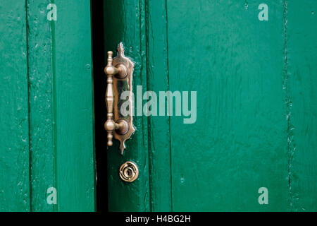 La vecchia porta socchiusa ornato di maniglia Foto Stock