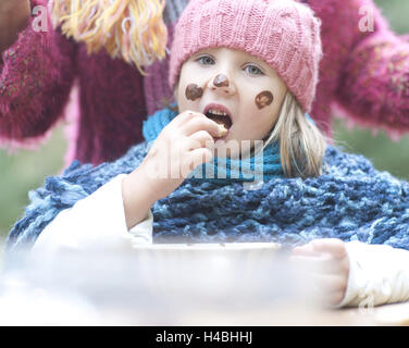 Ragazza, cookie, mangiare, roditura, cioccolato in faccia, ritratto, Foto Stock