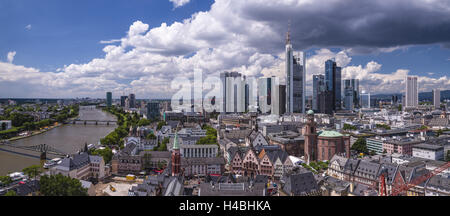 Germania, Assia, di Francoforte sul Meno, vista panoramica dalla cattedrale sui principali, Römerberg e la chiesa di San Paolo e lo skyline, Foto Stock