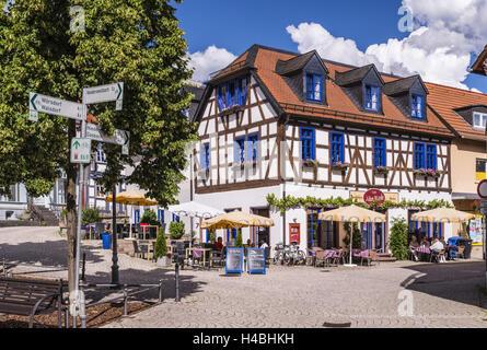 Germania, Assia, Taunus, Tedesco Timber-Frame Road, Idstein, con travi in legno e casa cafe sul mercato, Foto Stock