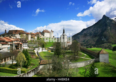 La Svizzera, GruyÞres Castello e la città nel cantone svizzero di Friburgo in un giorno di primavera, Foto Stock