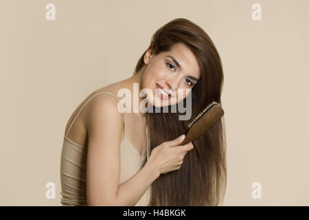 Donna, giovane, sorridere i capelli a spazzola, ritratto, Foto Stock