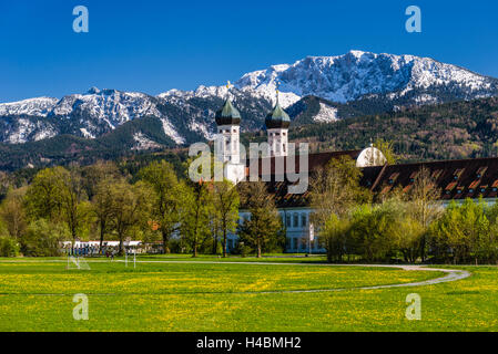 In Germania, in Baviera, Baviera, Tölzer Land (area), Benediktbeuern, chiostro di Benediktbeuern Benediktenwand contro Foto Stock