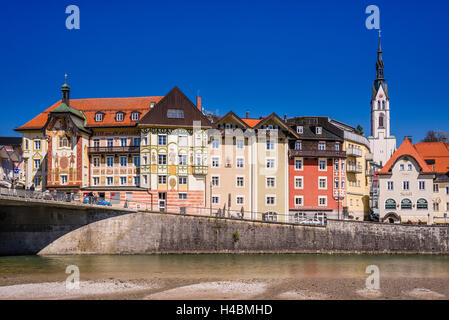 In Germania, in Baviera, Baviera, Tölzer Land (area), Bad Tölz, vista locale, Isar vista frontale con Marienstift Foto Stock