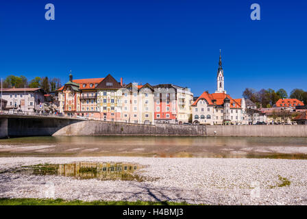 In Germania, in Baviera, Baviera, Tölzer Land (area), Bad Tölz, vista locale, Isar vista frontale con Marienstift Foto Stock