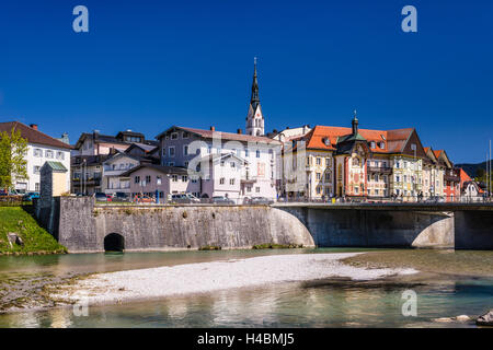 In Germania, in Baviera, Baviera, Tölzer Land (area), Bad Tölz, vista locale, Isar vista frontale con Marienstift Foto Stock