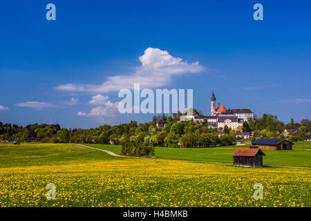 In Germania, in Baviera, Baviera, Fünfseenland, Andechs, uno scenario primaverile con il chiostro di Andechs Foto Stock