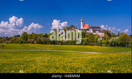 In Germania, in Baviera, Baviera, Fünfseenland, Andechs, uno scenario primaverile con il chiostro di Andechs Foto Stock