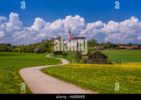 In Germania, in Baviera, Baviera, Fünfseenland, Andechs, uno scenario primaverile con il chiostro di Andechs Foto Stock