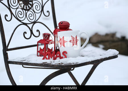 Sedia nella neve con Christmassy still life Foto Stock