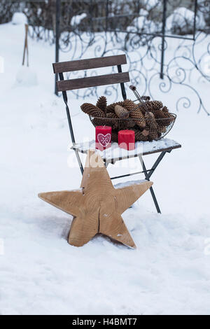 Sedia nella neve con Christmassy still life Foto Stock
