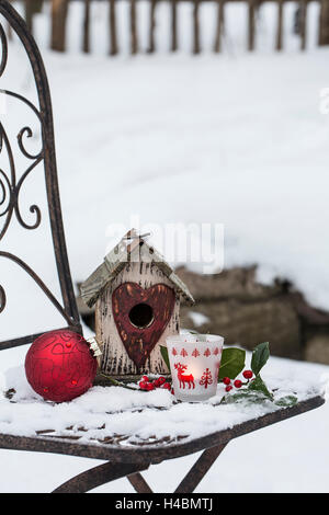 Sedia nella neve con Christmassy still life Foto Stock