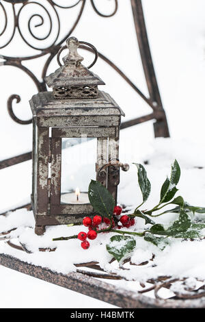 Sedia nella neve con Christmassy still life Foto Stock