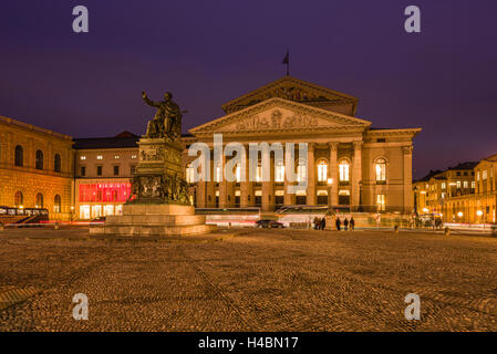 In Germania, in Baviera, Baviera, Monaco di Baviera, Max-Joseph-Platz (quadrato), il teatro nazionale, l'opera, re Max I Giuseppe monumento Foto Stock