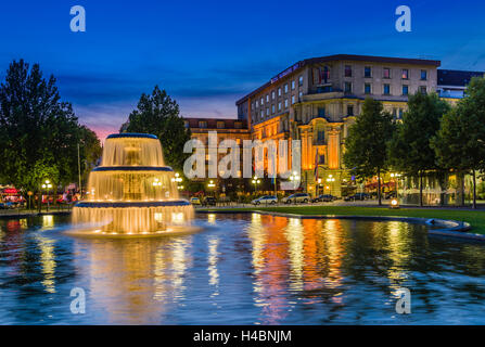 Germania, Hesse, Rheingau regione, Wiesbaden, health resort, Bowling Green, 'Kurhausplatz' piazza fontana a cascata con Wilhelmstrasse e hotel 'Nassauer Hof" Foto Stock