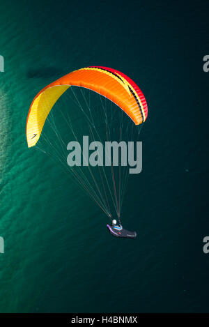 Il lago di Molveno, Molveno, lago di montagna, balneazione, tempo libero, estate, antenna shot, Regione di vacanza, Trentino, Italia Foto Stock