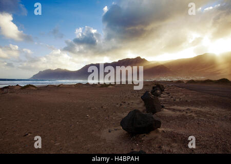 Vista su Risco de Famara nel sunrise Foto Stock