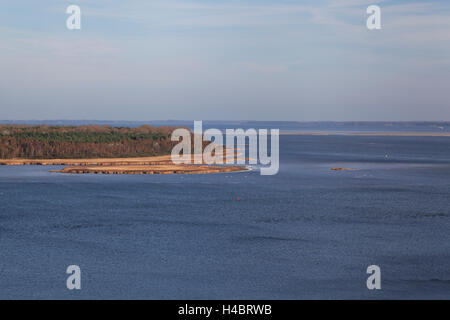 Vista sull'isola Bock e il Bodden come visto dalla torre di osservazione vicino Barhöft nella Pomerania occidentale Area Laguna National Park, Germania Foto Stock
