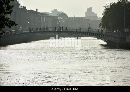 Mezzo Penny ponte sopra il fiume Riffey, Dublino, Irlanda, Europa Foto Stock