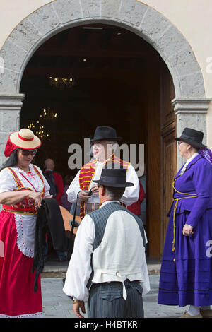 Le donne e gli uomini nel tradizionale costume delle Canarie nell'Romeria San Antonio de Abad, Arona, Tenerife, Canarie Islandss, Europa Foto Stock