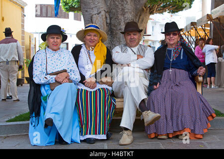 Le donne e gli uomini nel tradizionale costume delle Canarie nell'Romeria San Antonio de Abad, Arona, Tenerife, Canarie Islandss, Europa Foto Stock