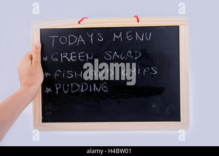 Mano che trattiene il bordo con il menu del giorno scritto con Chalk Foto Stock