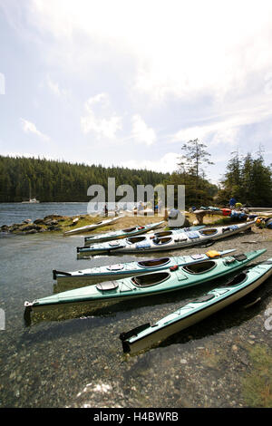 Kayak a Johnstone stretto. Isola di Vancouver. British Columbia. Canada Foto Stock